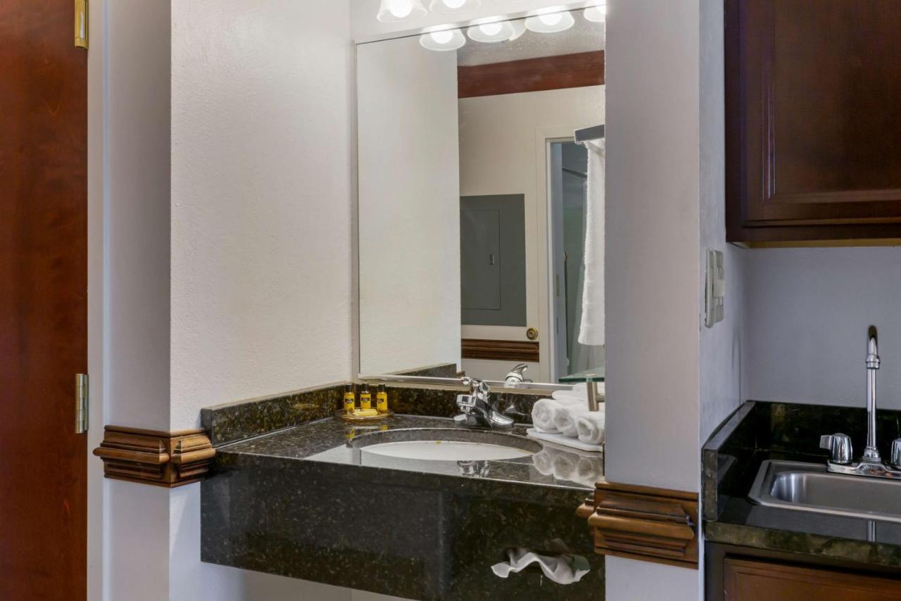Best Western Plus South Hill Inn Bagian luar foto